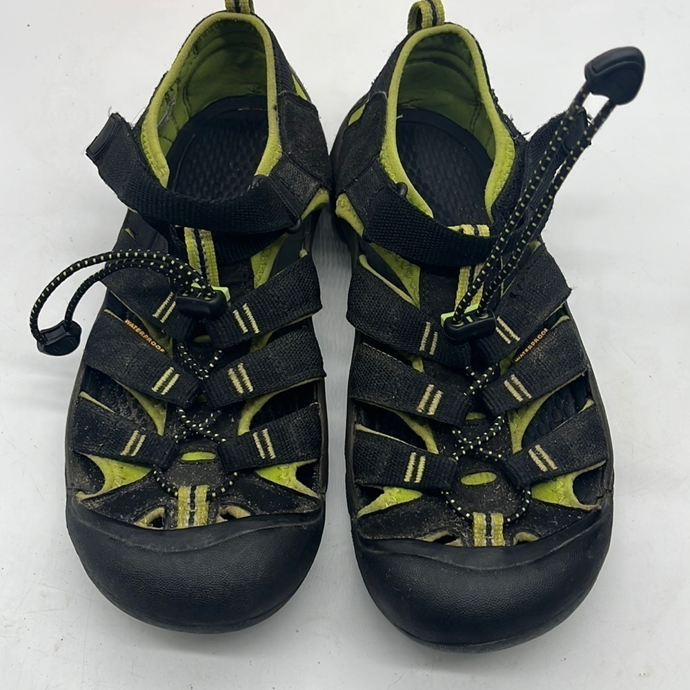 Keen Black Green Hiking Sandals Sz 6. KET2181B